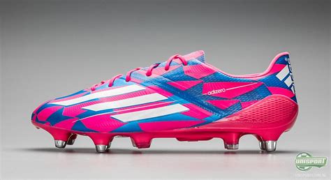 roze met blauwe adidas voetbalschoenen